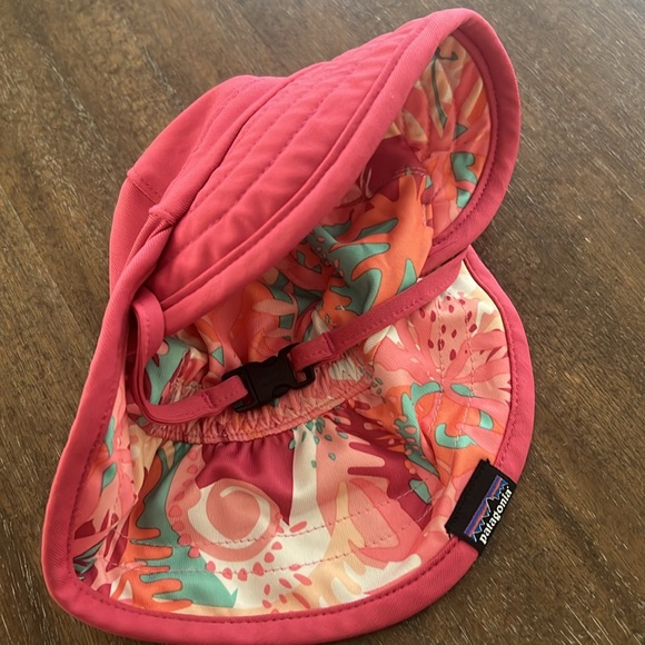 PATAGONIA BABY REVERSIBLE HAT IN WILD WARATAH VJOSA GREEN - Picture 6 of 6